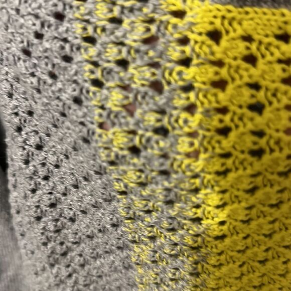 Gray and yellow sweater with pockets - Picture 3 of 7